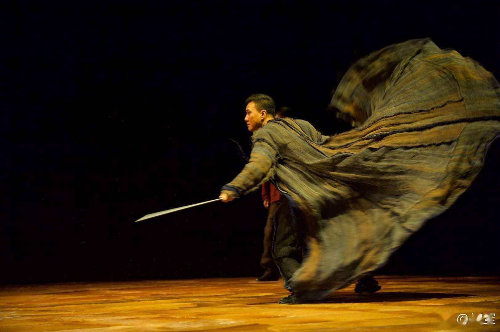 胡军用自己的方式自救丨人物