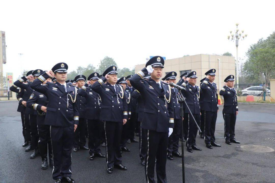 大家齊唱《中國人民警察警歌-人民公安向前進》,唱出了