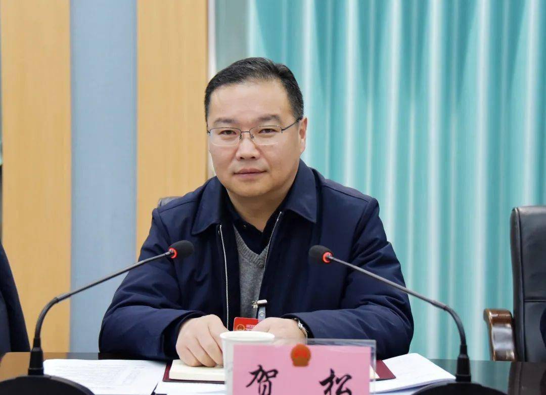 贺松代表会上,我县代表纷纷围绕州人大常委会工作报告,"一府两院"工作