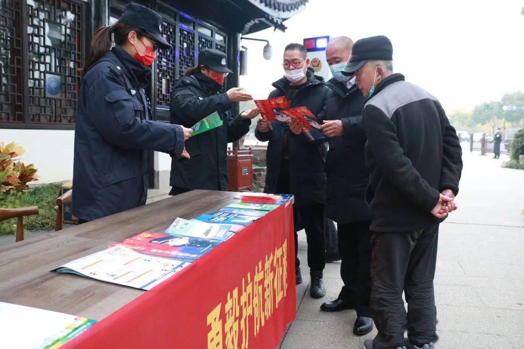 南湖区公安分局法制大队民警曹建锋在嘉兴市中心血站进行无偿献血,这