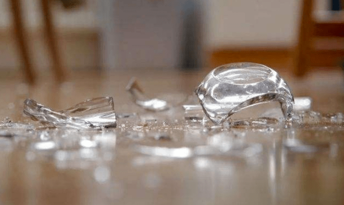 "挂断电话,余秋雨就把碎玻璃扔进垃圾袋.