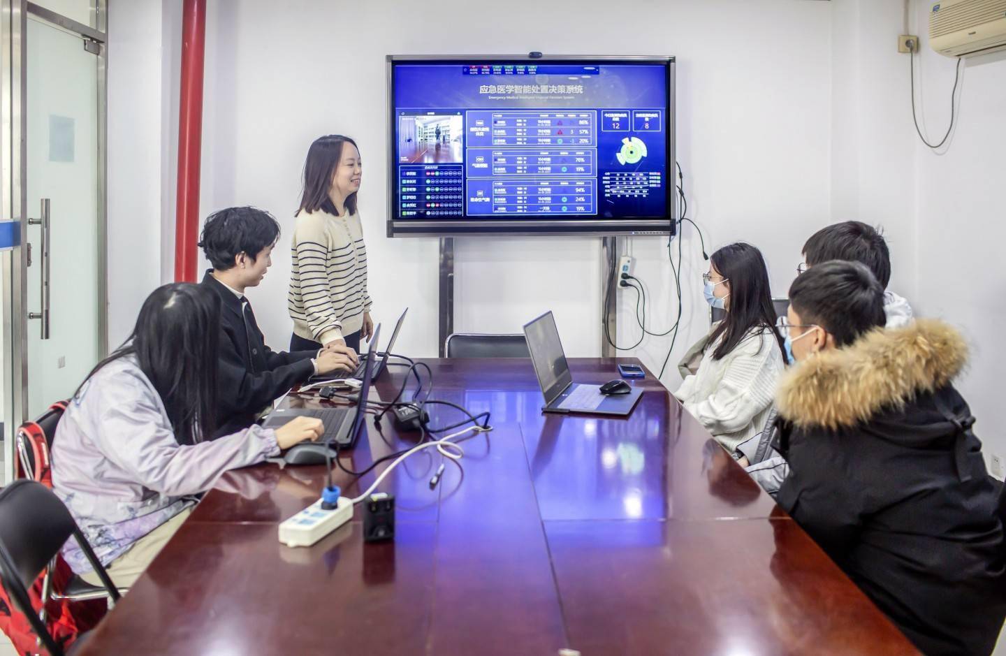 救治|北京交通大学李静团队︱数据搭建最佳救援方案 和运动员伤病抢时