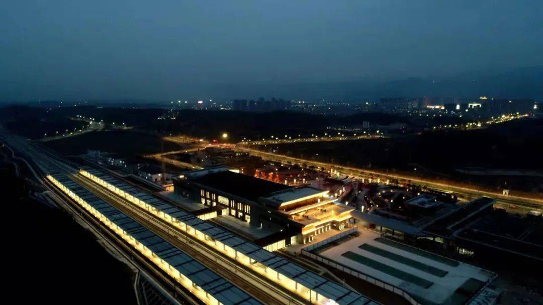 天台山高铁站图片