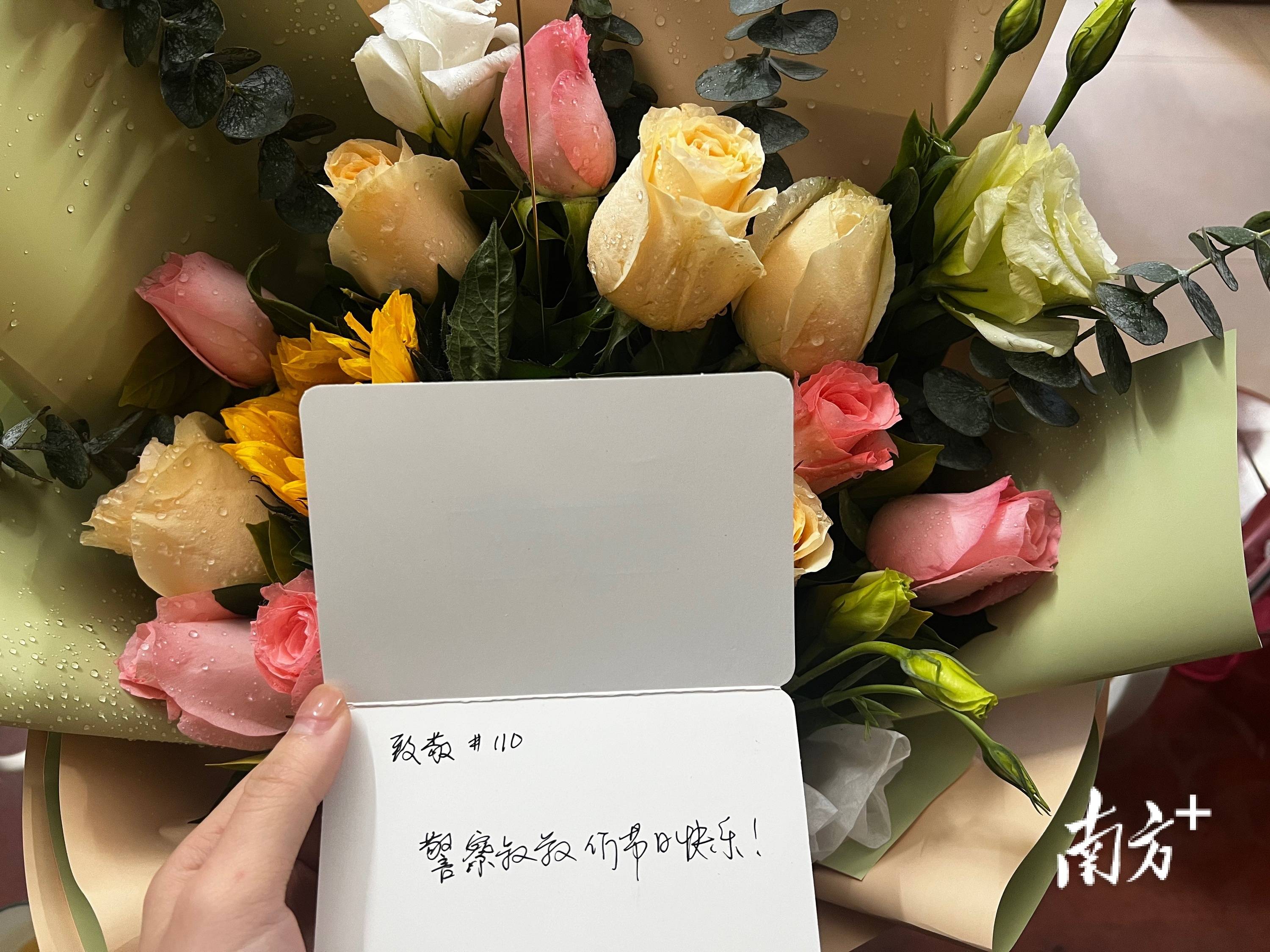 我问他有什么事情他说送花给大柘所民警