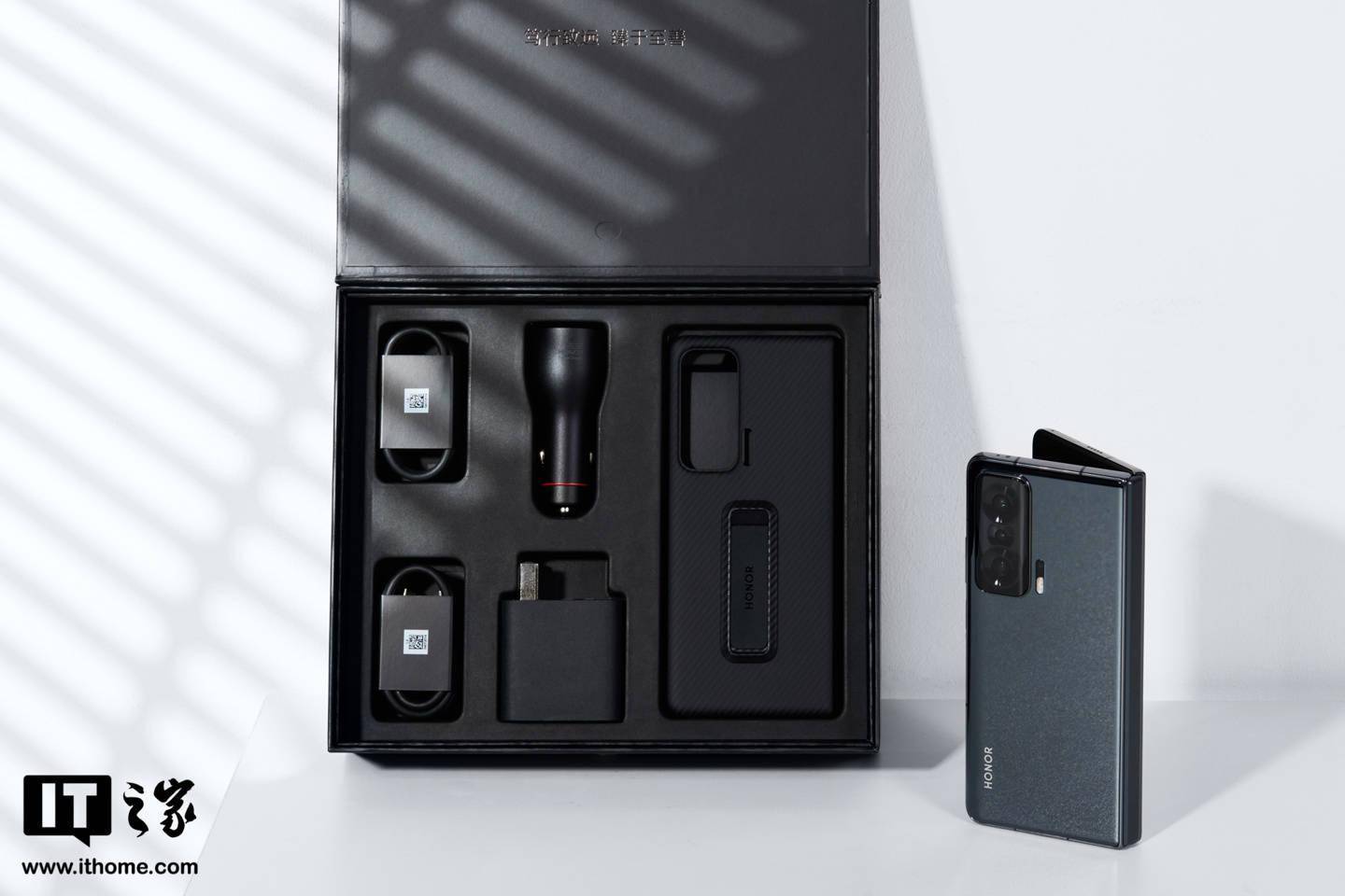 【IT之家开箱】荣耀首款折叠屏手机 Magic V 图赏：对称美学