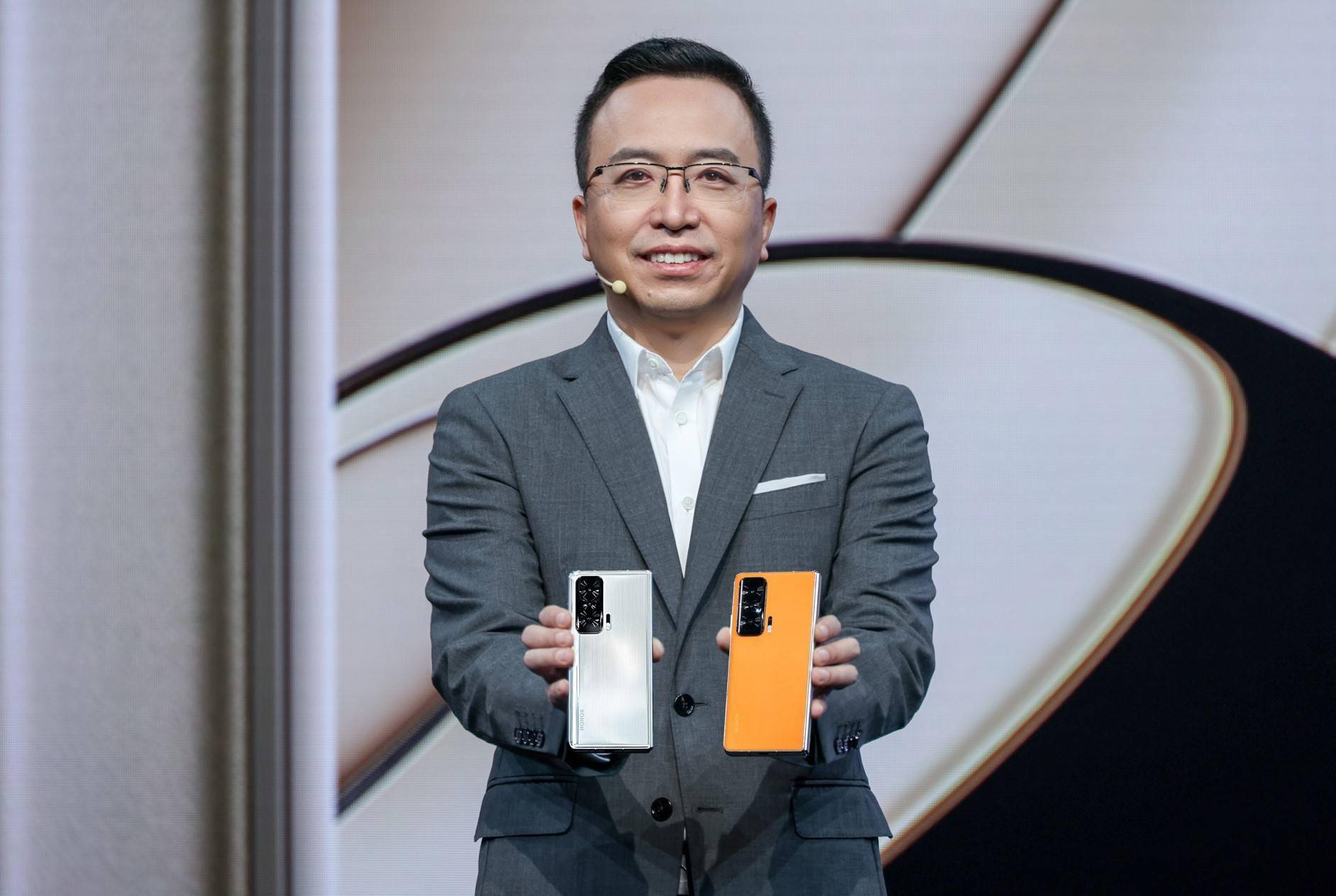 Pocket|前有张瑞敏砸冰箱，今有赵明摔手机，荣耀为首款折叠屏手机拼了