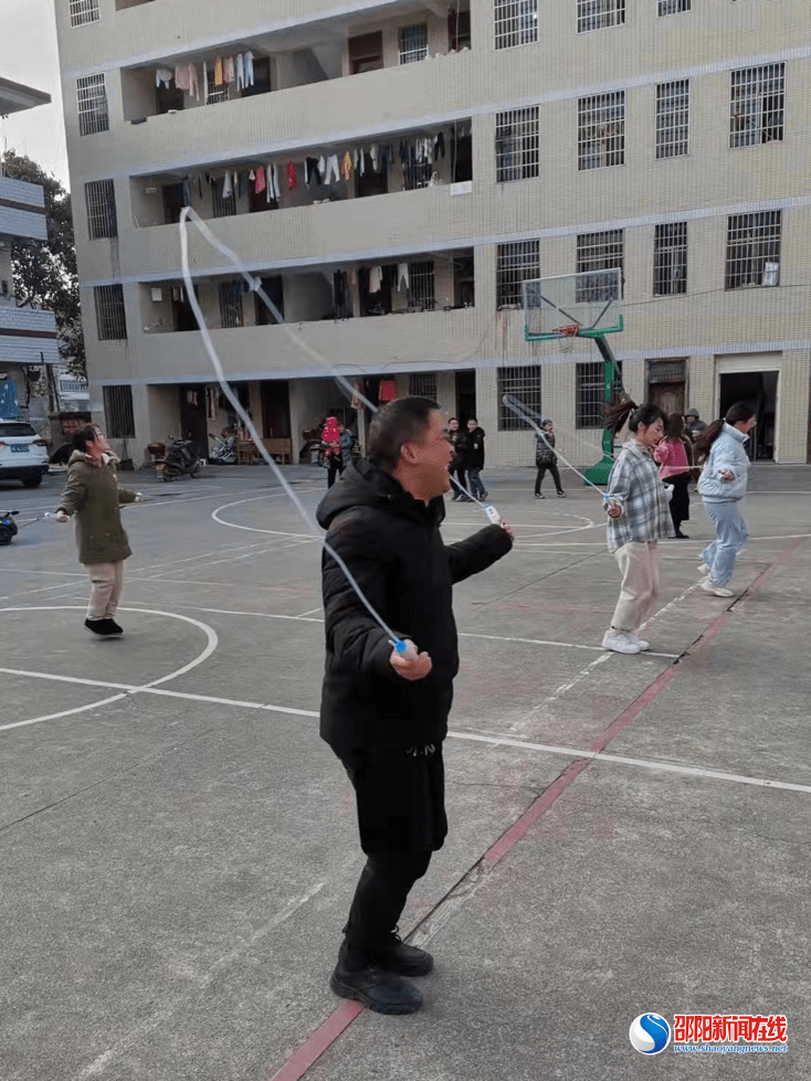 余人|隆回县司门前镇中心小学举行教职工跳绳比赛
