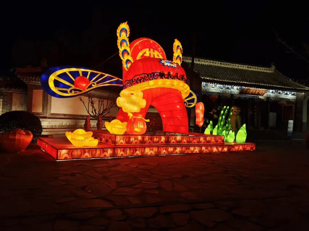 老虎,福袋,鲤鱼,荷花,祥云,蘑菇等造型美观,新颖别致的各种年俗花灯