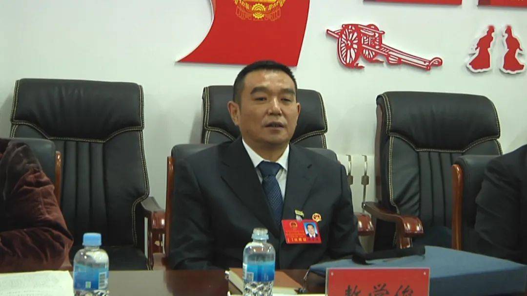 莫力达瓦达斡尔族自治旗第十四届人民代表大会第一次会议进行分组讨论