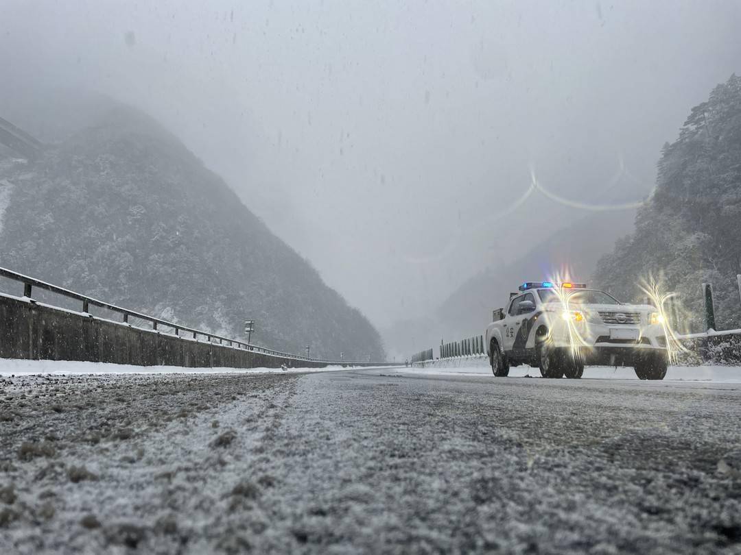 大雪致路面结冰四川雅西高速实行交通管制