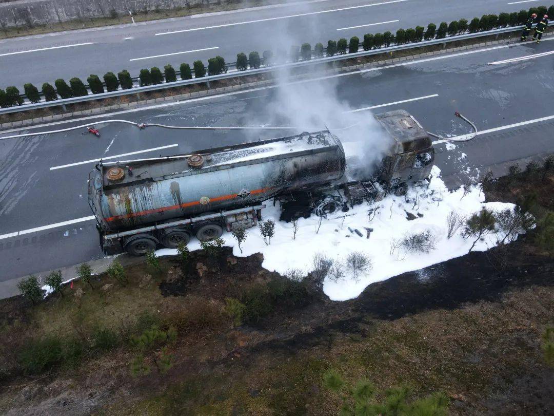 事发于都境内装载35吨盐酸的槽罐车突发大火