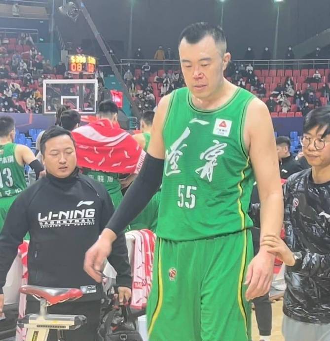 太气了 韩德君伤情公布 鼻骨骨折 面部变形 鼻子肿了睁眼都难 杜锋 辽宁 广东