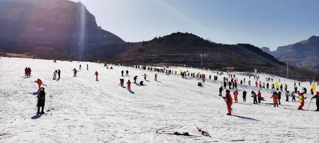 滑雪季济南卧虎山滑雪场