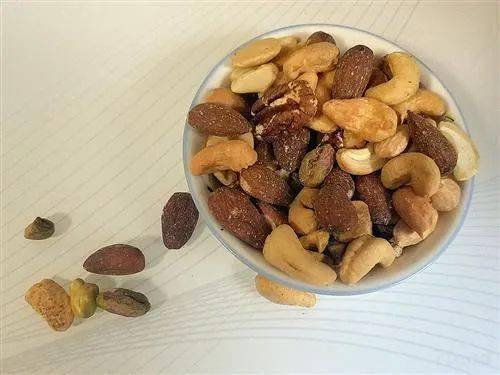 设计|必囤的年货礼盒到!点击一键拆礼,把爱带回家~