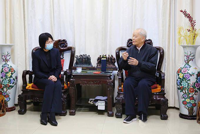 走访慰问中,苻彩香同志先后登门慰问退休省级少数民族领导干部王学萍