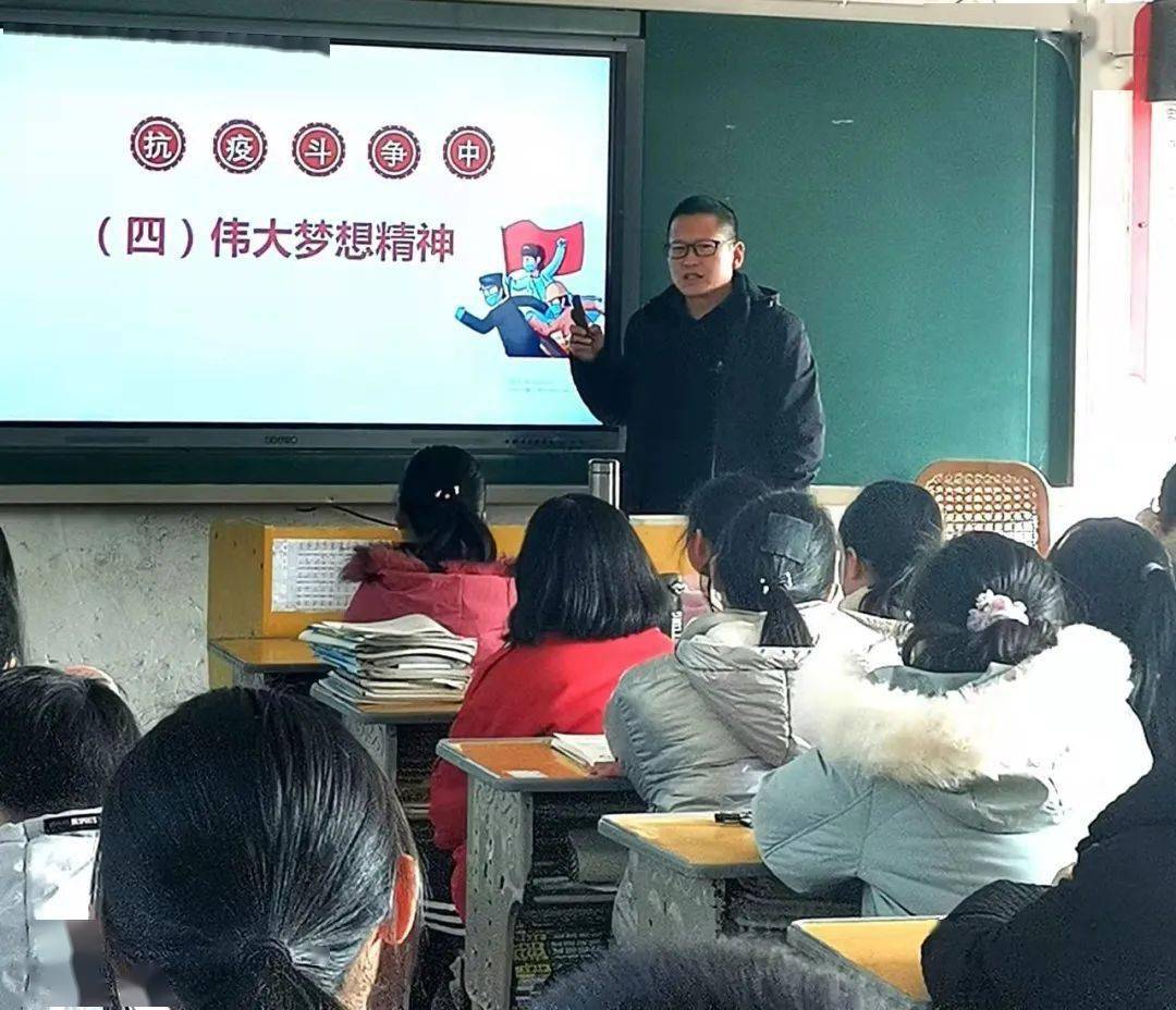 市政府副市长黄发亮到万田初中讲授思政课