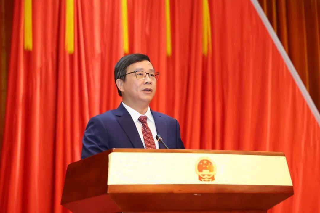 包洪文携新一届市政府领导班子与新闻记者见面