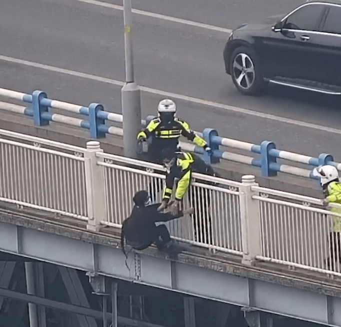 重慶一男子因壓力大欲跳橋民警飛越柵欄一把拽住場面讓人揪心