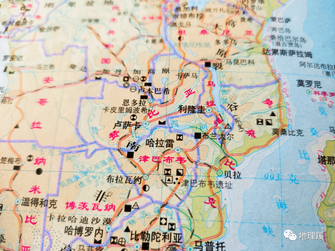 南非,西和西北与博茨瓦纳,赞比亚毗邻,总面积39万平方千米,首都哈拉雷