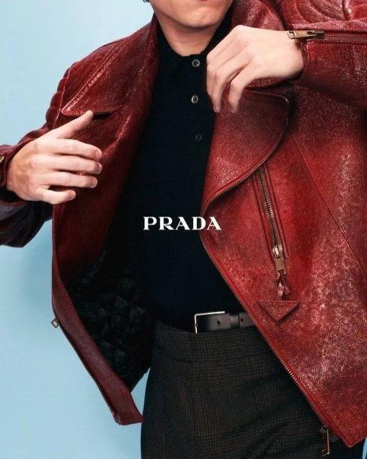 成为了百亿票房男演员荷兰弟拍摄 PRADA 全球广告！