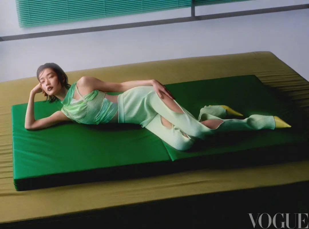 《vogue》2月刊封面 内页,模特杜鹃,摄影师刘颂,杜鹃的第16个国版