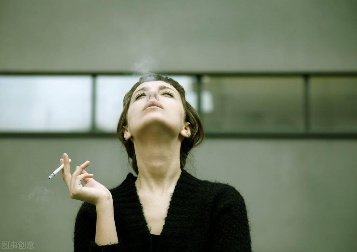 男人抽烟是寂寞,女人抽烟是有故事.