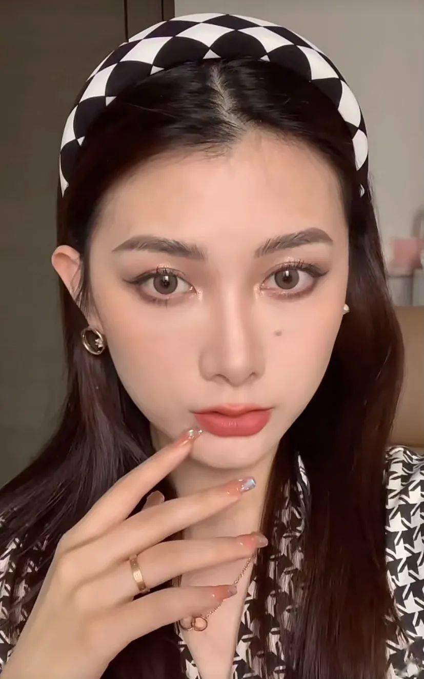 现实美妆博主回归现实，「换头术」到底是真是假？
