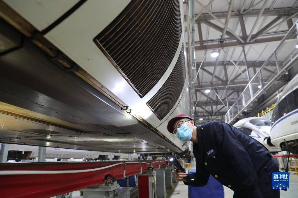 備戰春運中鐵蘭州局集團有限公司蘭州車輛段蘭州西動車運用所工作人員