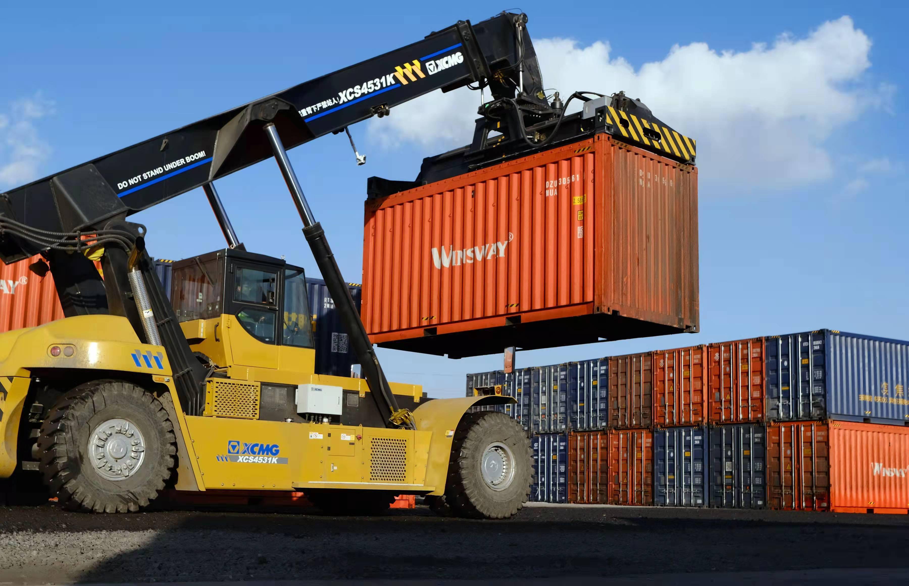 在内蒙古包头市九原区"数字陆港"内,吊车吊运集装箱(2021年12月19日摄