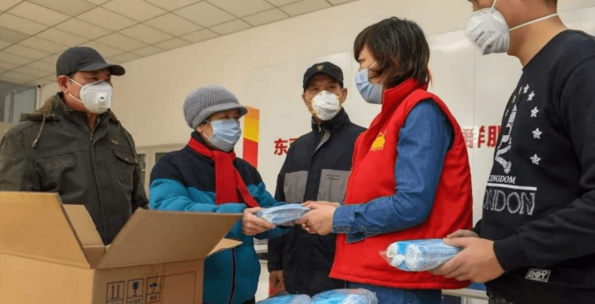 她是深圳最牛房东有1200套房每月收租160万发家史令人敬佩