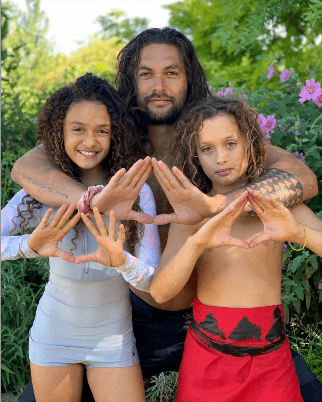 海王”红毯帮老婆拎包，男人啥时候要帮女人拎包？_搜狐网, image size:1080x1350