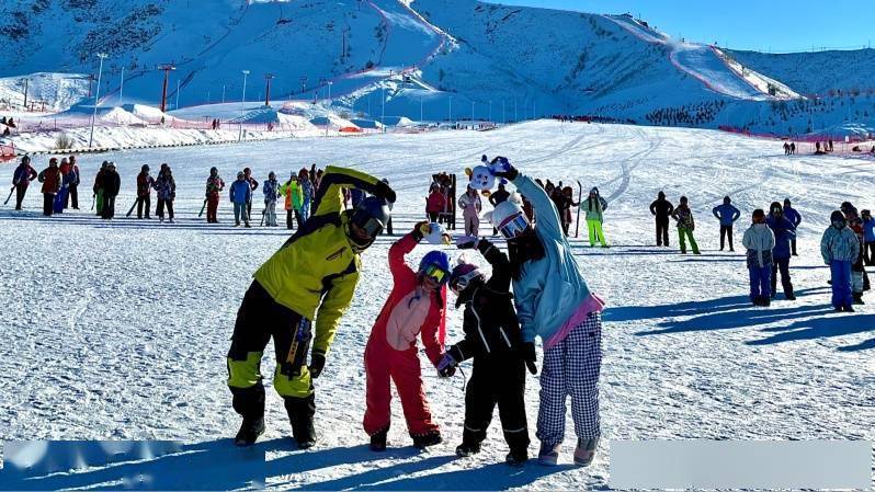 观众|首届阿勒泰滑雪节暨十六届人类滑雪起源地纪念日开幕