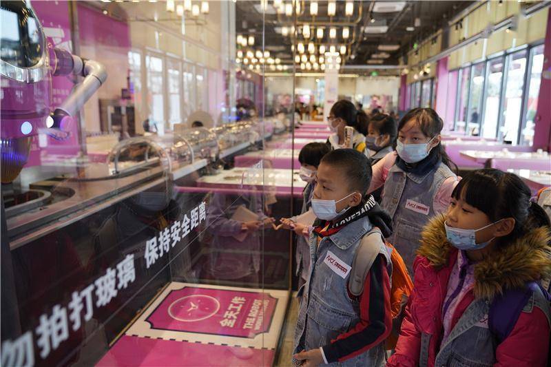 探秘建筑机器人、机器人大厨！南都小记者感受“中国智造”