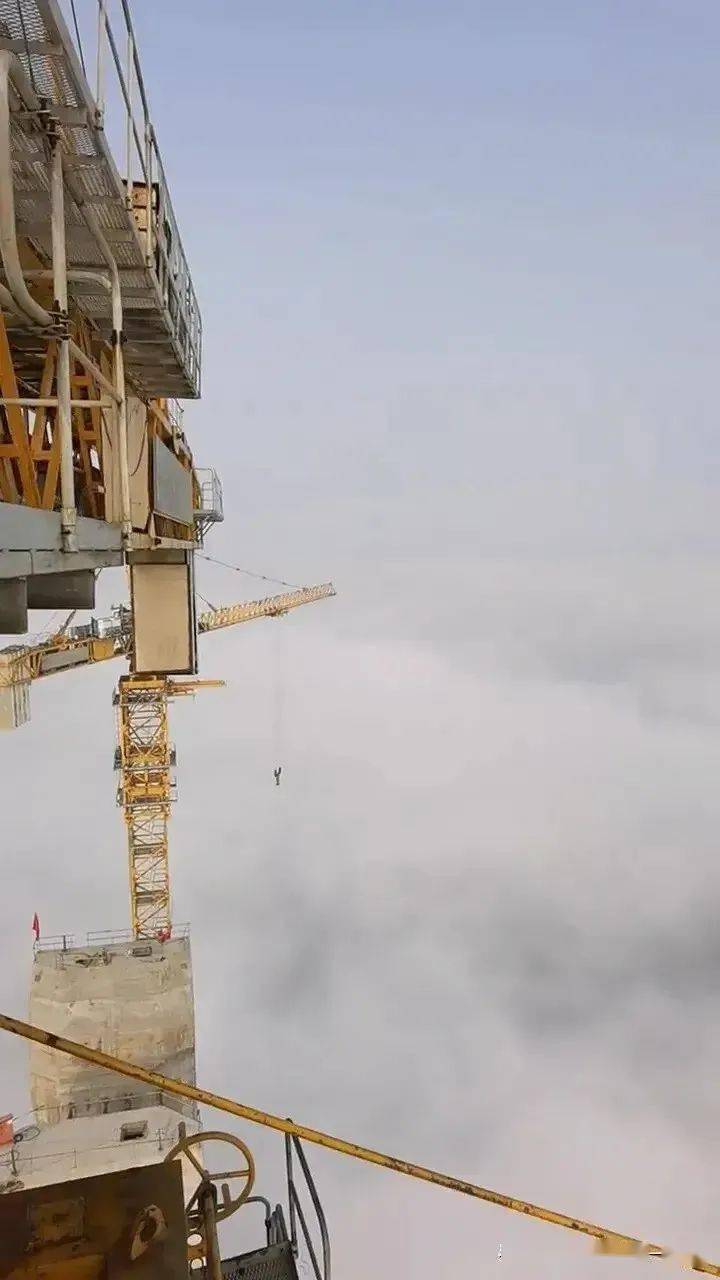 宜宾一男子在280米高空开塔吊,突然视线模糊!打开门发现