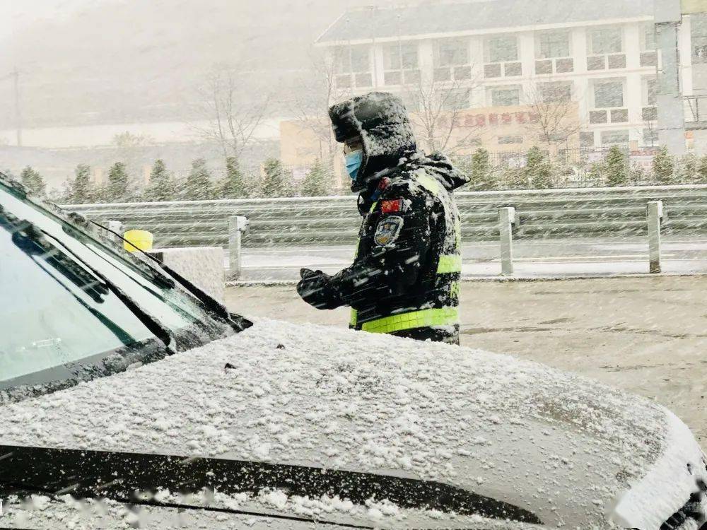 一路前行丨-7°的"警"色格外动人_风雪_曲靖_化身