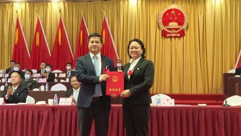 州委常委,市委书记赵刚向新当选的景洪市七届人民代表大会常务委员会