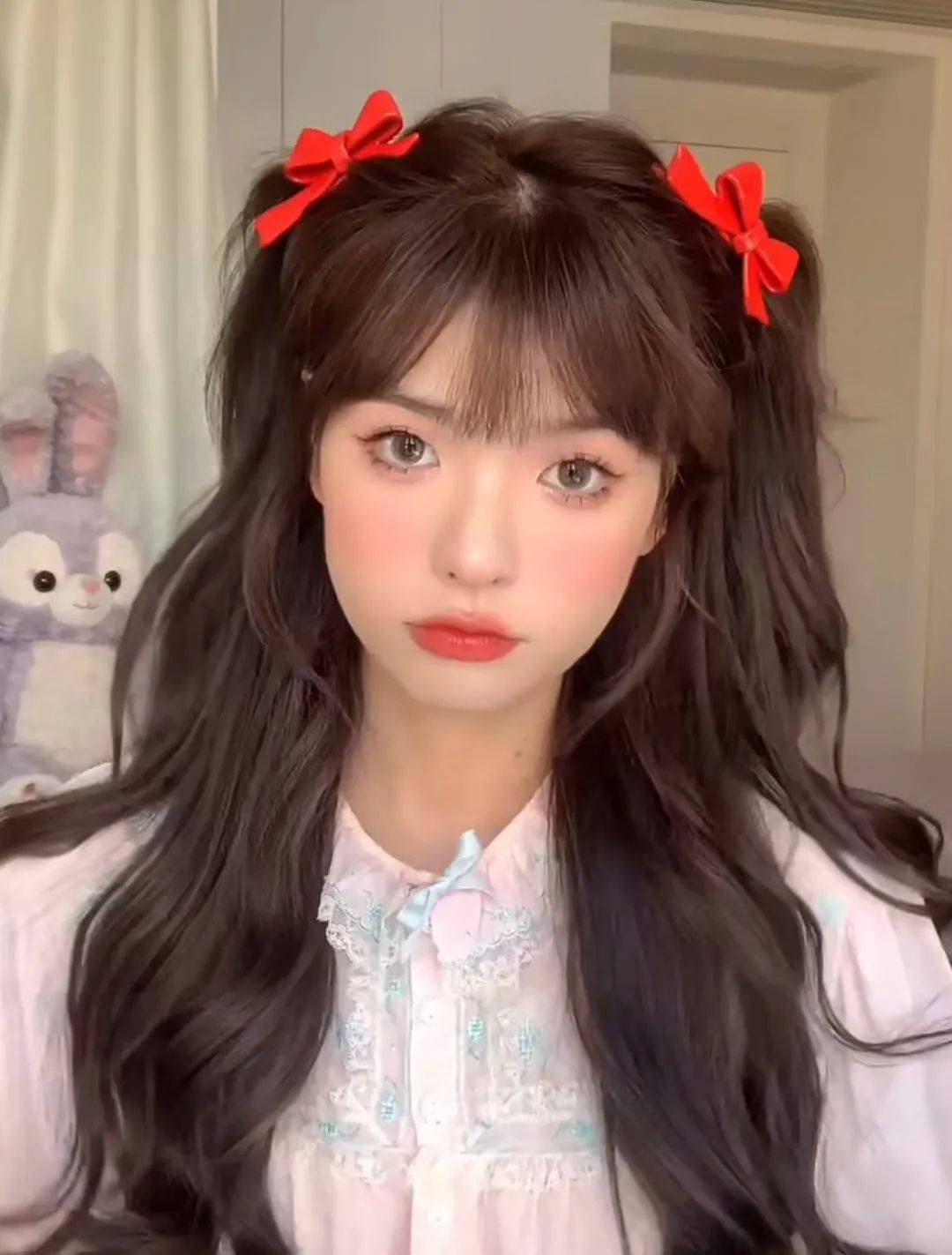 操作也简单得很~留出刘海在头顶取出一小区块分成三段辫麻花辫到耳