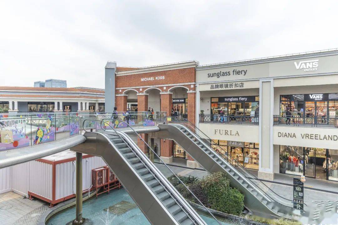 设计 花样拜年 | 百联奥特莱斯广场（上海·青浦）全场名品大牌2折起、满减券、代金券...春节这样买超省钱！