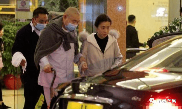 主要得益于与前米兰前锋博列洛的恋情才得以闻名于世界2