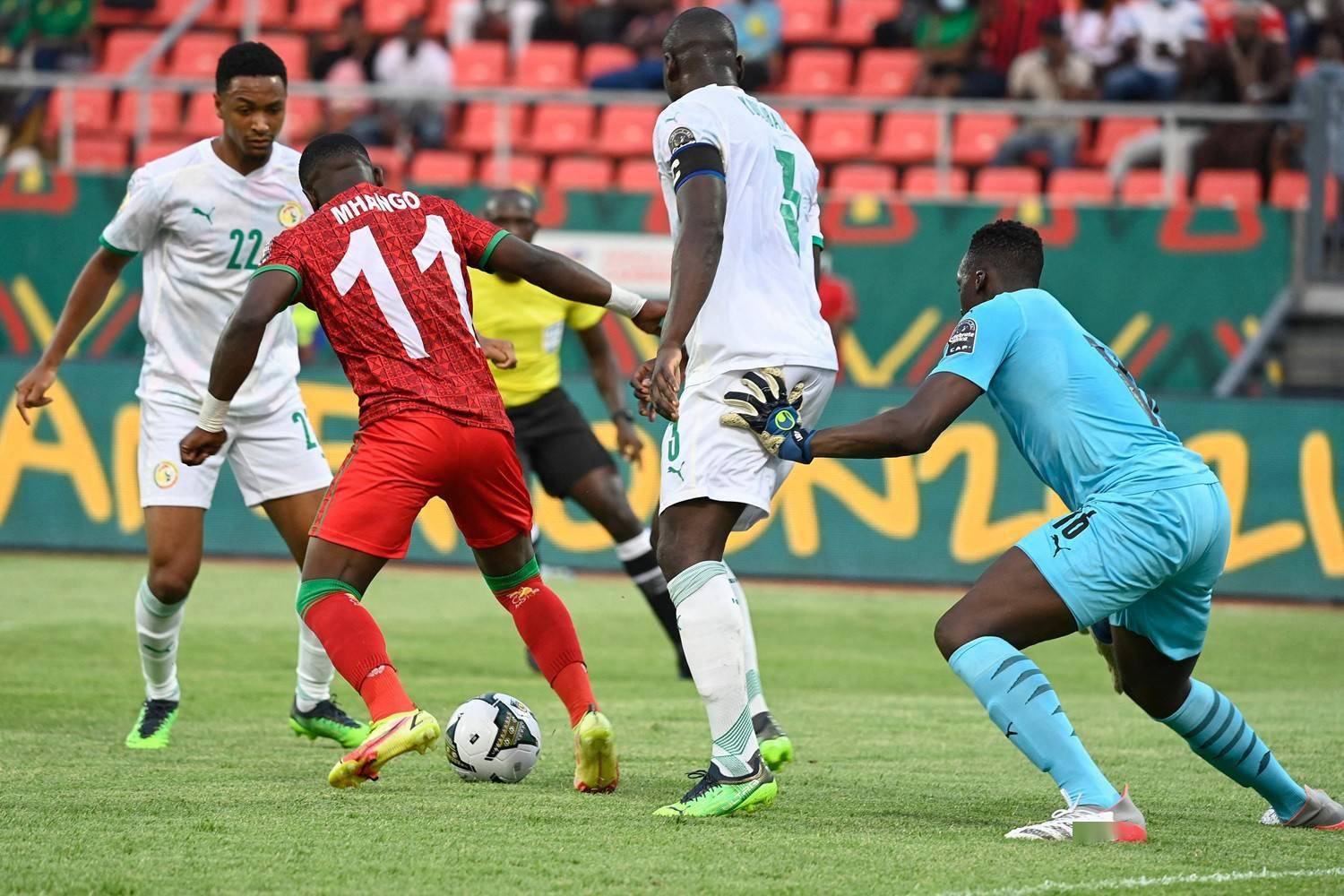 除了使用超大尺寸的球衣号码外,另一点也值得关注,那就是非洲足联(caf