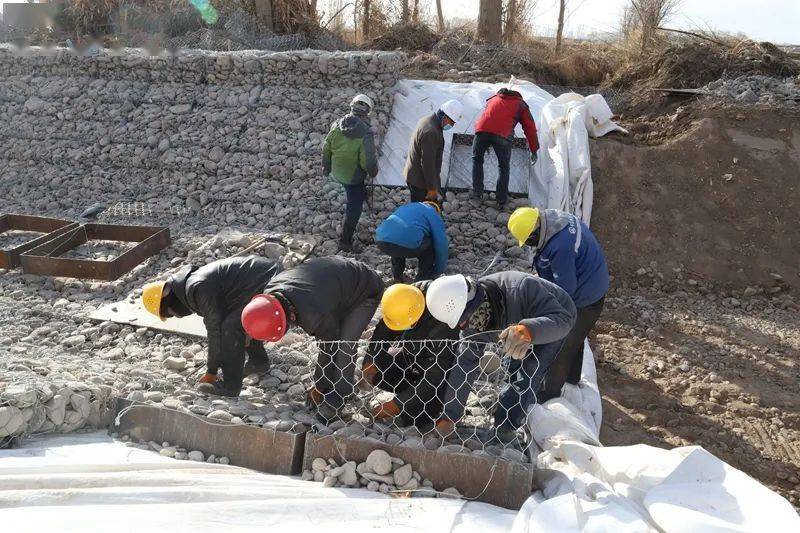 近日,走进蓼泉镇墩子村中型灌区续建配套与节水改造项目建设现场,工人