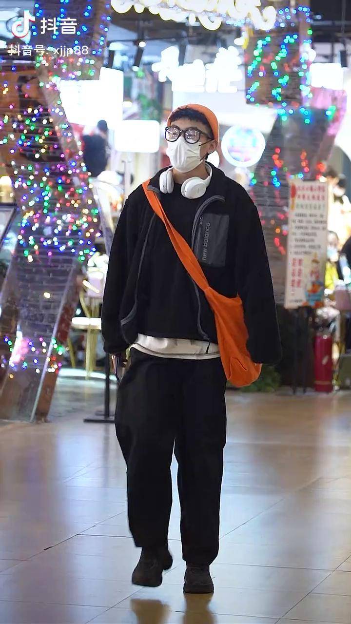 痞风瓜皮帽穿搭利器,你爱了吗?帅爆了 新疆街拍_利器_瓜皮帽_新疆