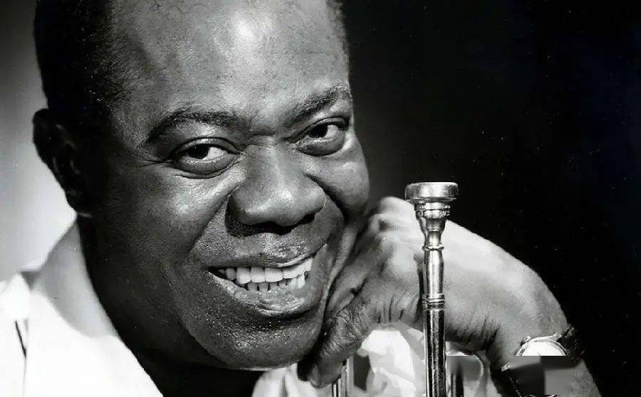 他是第一批跻身于美国文化主流的非裔美国艺术家,他帮助爵士乐从集体