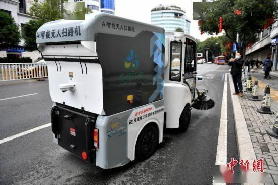 贴边|AI智能无人扫路机亮相福州街头