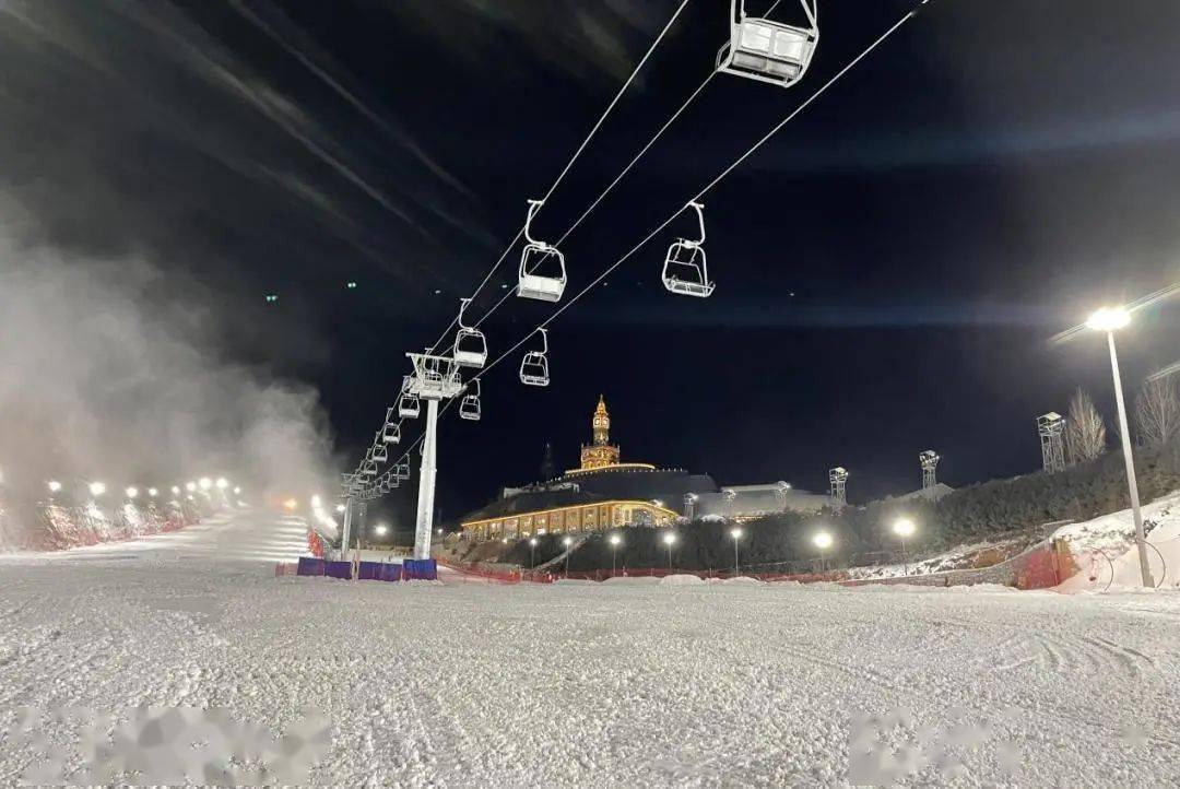 太原市采薇莊園四季滑雪場位於太原市杏花嶺區小返鄉水溝村東山生態園