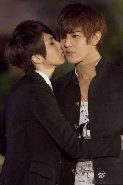 她突然官宣结婚前任汪东城却晒出两人亲密照