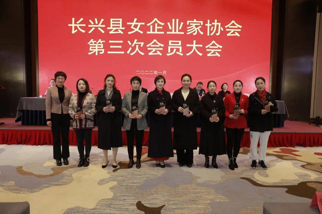 举行新会员入会仪式秘书处同志作协会《章程》修改说明,宣读《选举