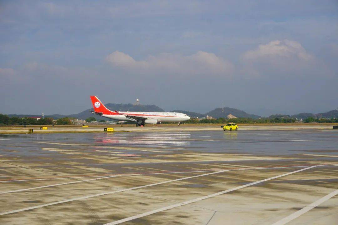 这也是揭阳潮汕国际机场自2020年跑道延长投产,具备起降宽体客机保障