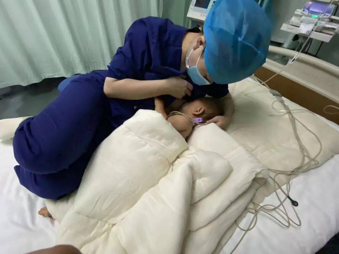 护士自发轮流给孩子喂奶孩子转危为安后孩子奶奶感动得跪地致谢回望