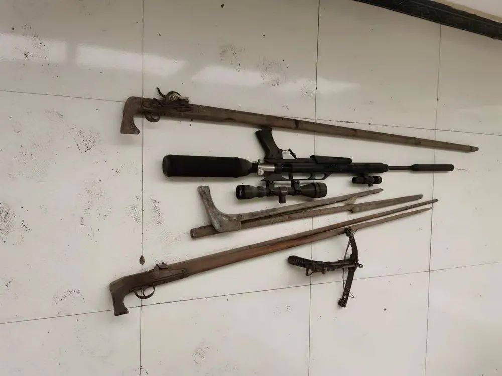 1月18日,桃江村居民李某主动前来王母渡派出所,上缴网购汽枪配件若干